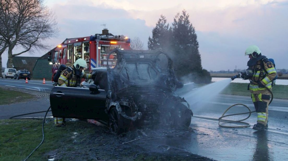 Auto vliegt tijdens het rijden spontaan in brand bij Zwartsluis, bestuurder gearresteerd