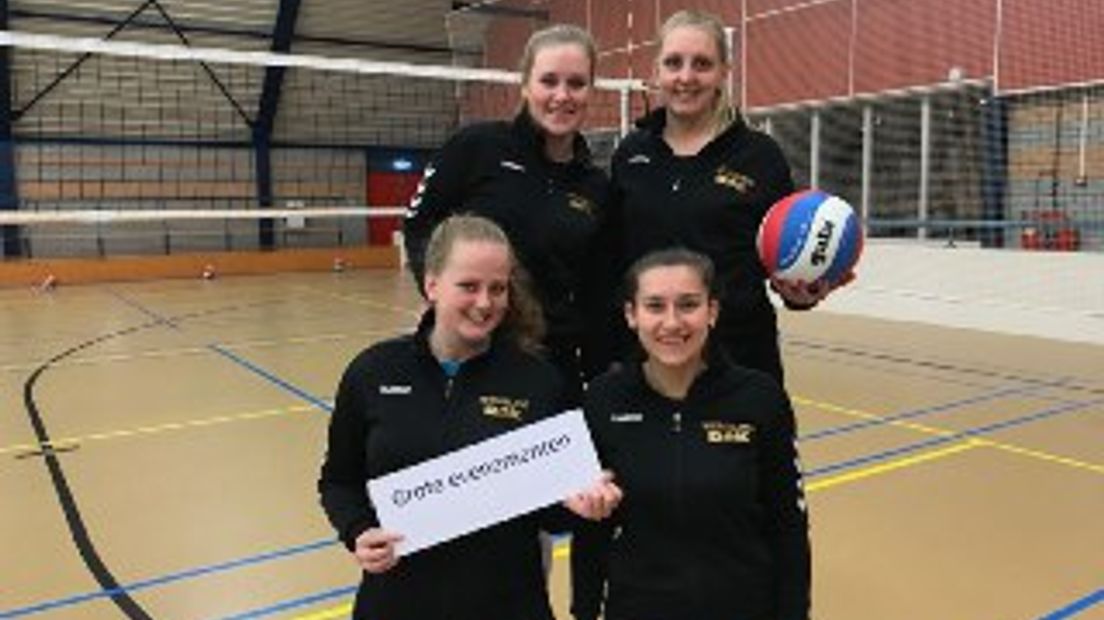 Judith, Manon, Reina en Carlijn uit Dames 2 van volleybalvereniging Wesseling DOK (Rechten: RTV Drenthe)