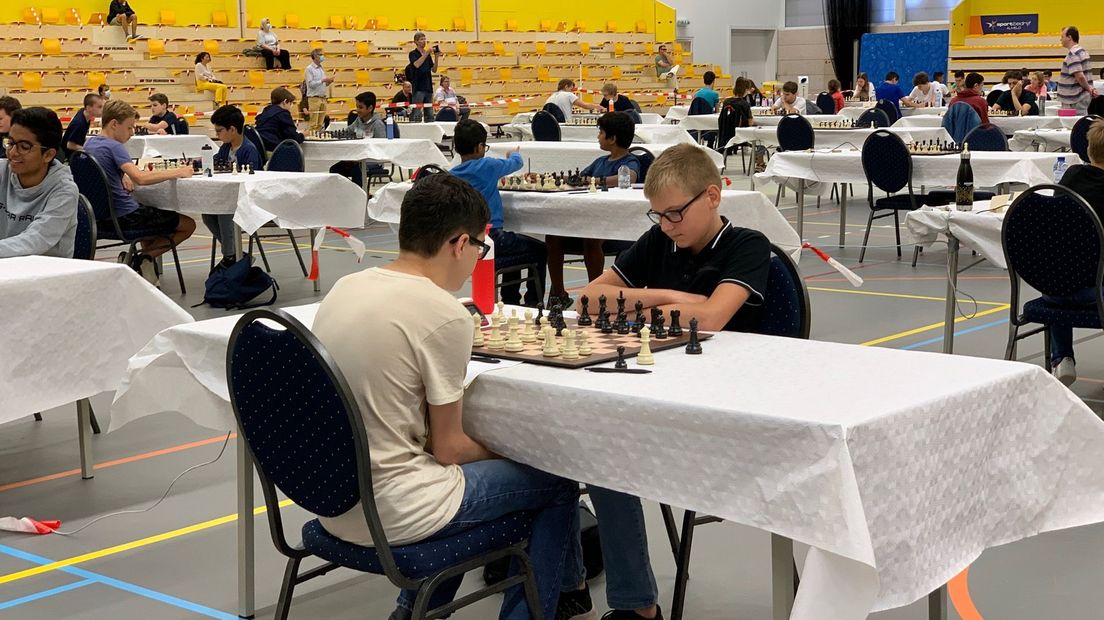 Geconcentreerde gezichten bij het jeugd NK schaken in Almelo