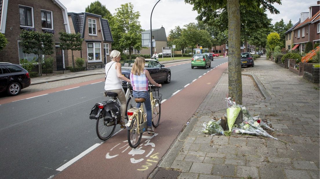 Bloemen op de plaats waar het12-jarige meisje overleed