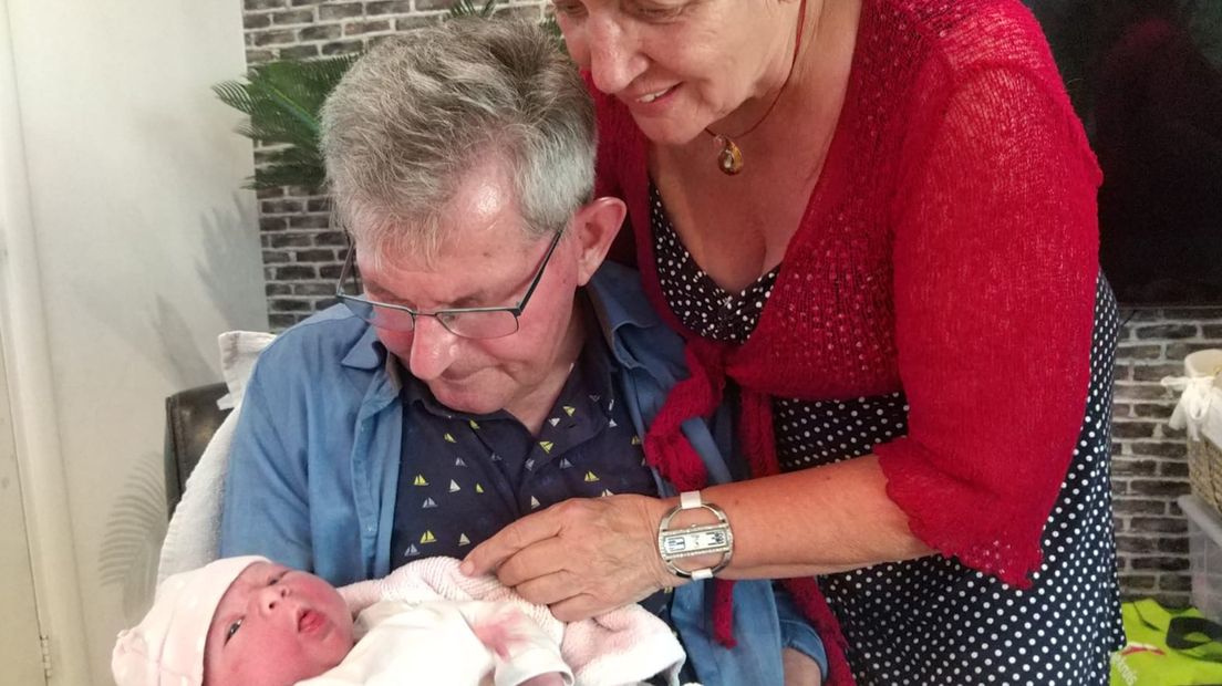 Dirkje en Sjoerd met hun pasgeboren kleindochter