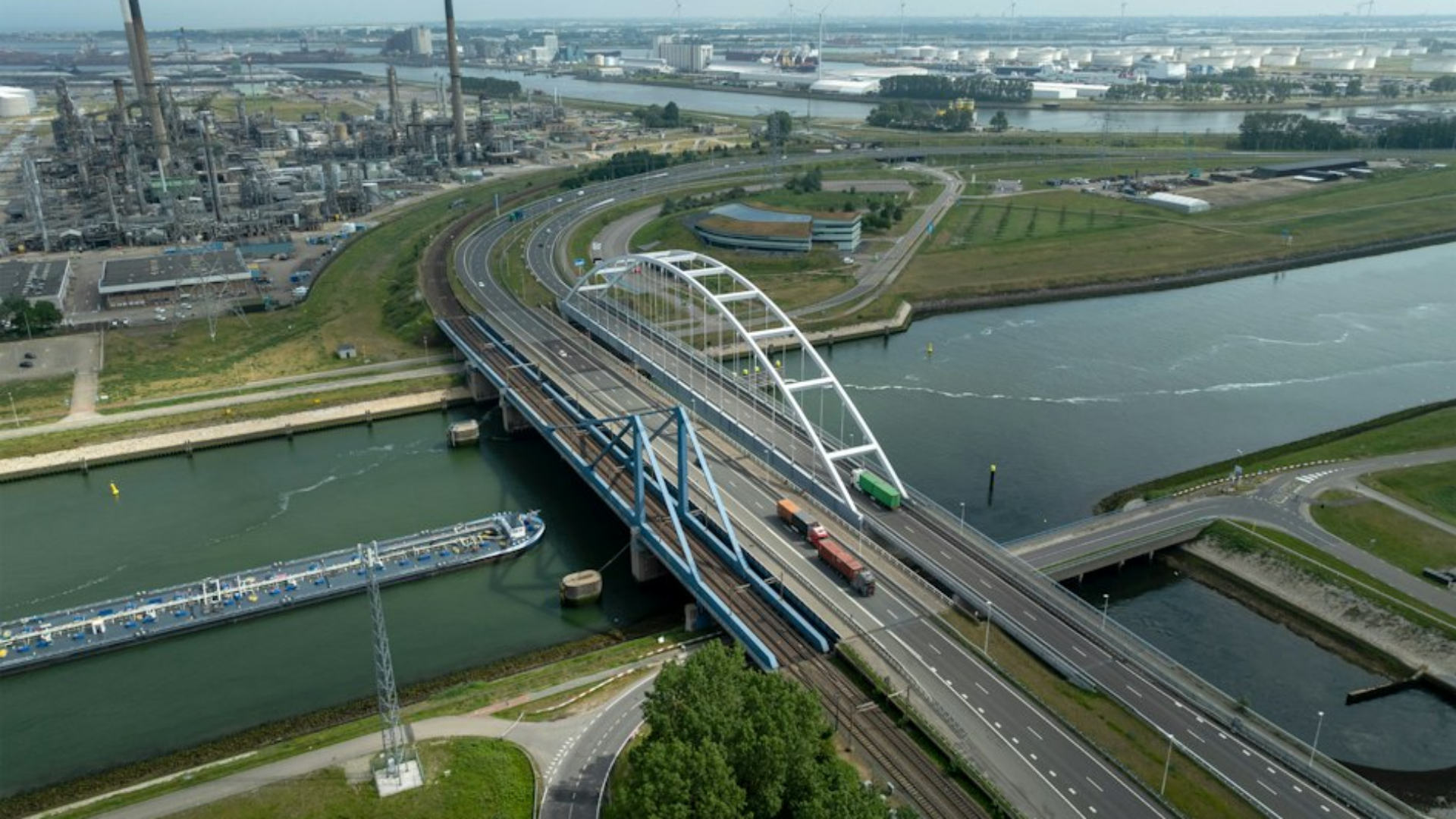 Bij een inspectie van de westelijke Suurhoffbrug (A15) heeft Rijkswaterstaat enkele scheuren gezien.