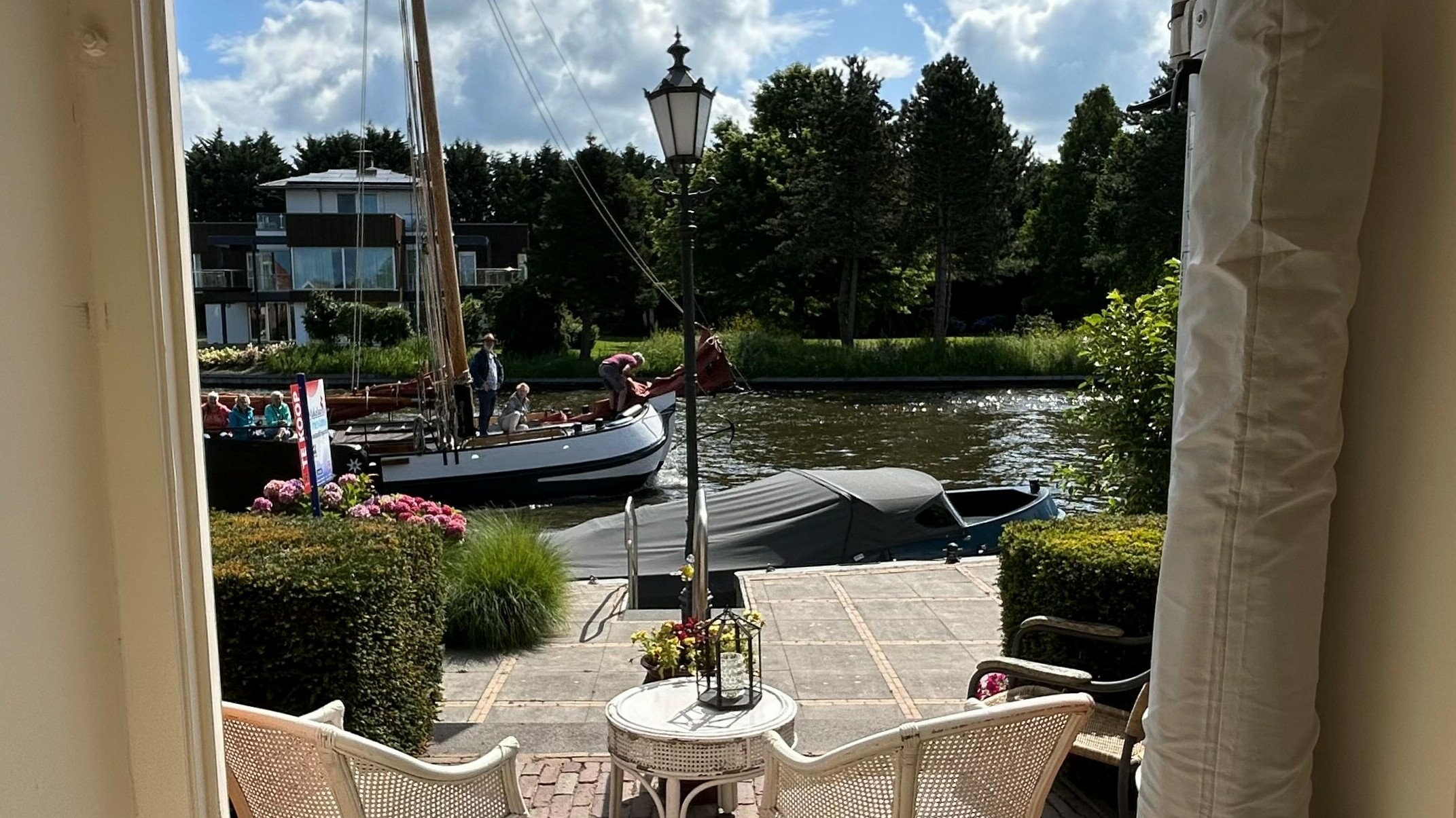 Utsjoch oer iepen farwetter út de tsjerke wei