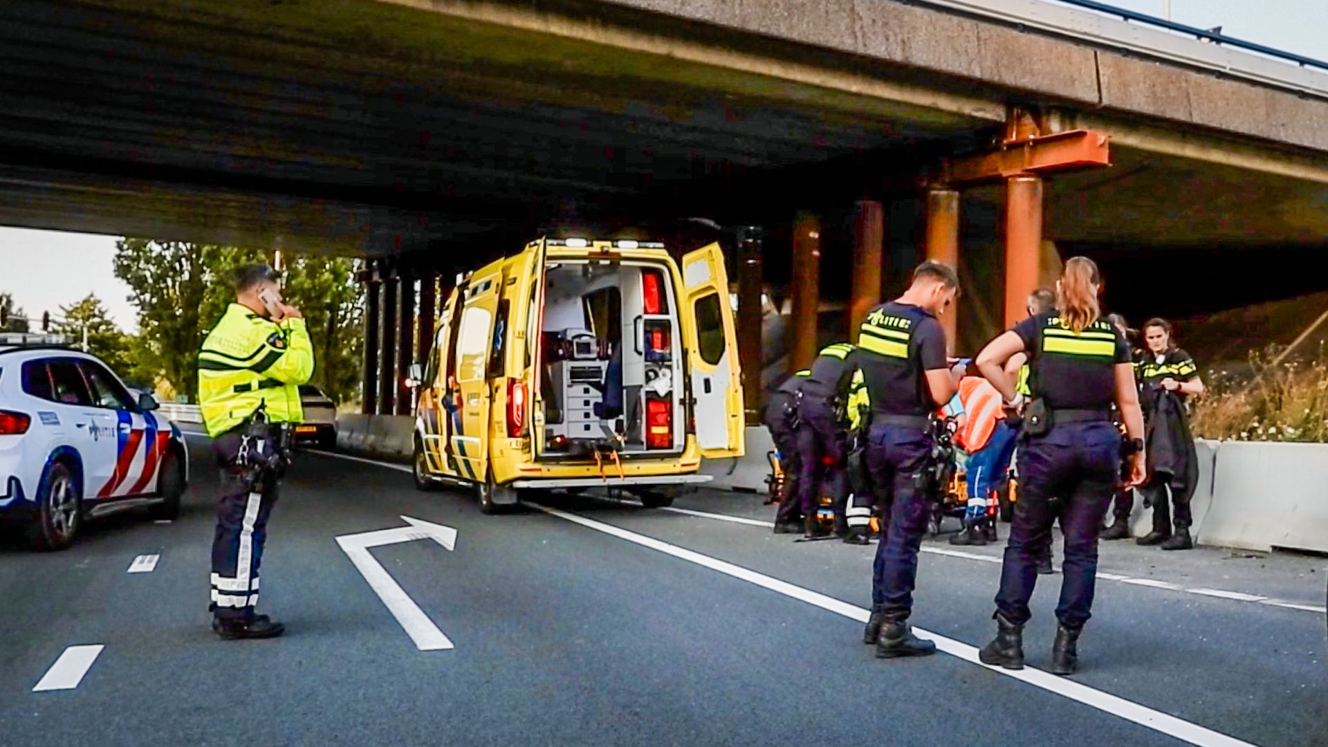 Motoragent gewond na val en botsing met vangrail