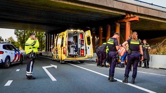 Motoragent gewond na val en botsing met vangrail