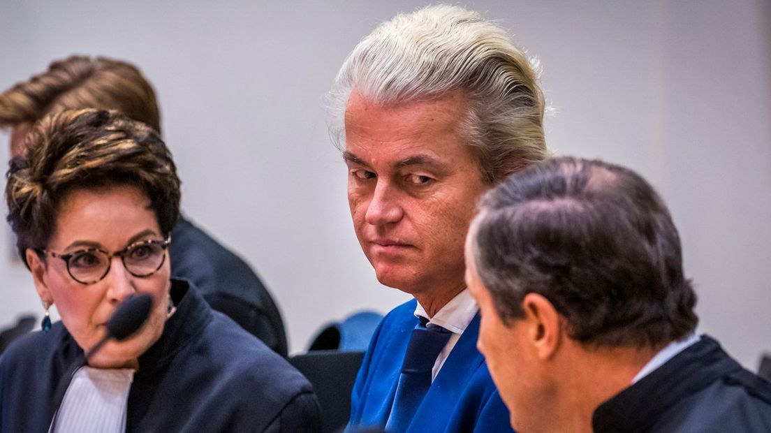 Geert Wilders overlegt met zijn advocaten.