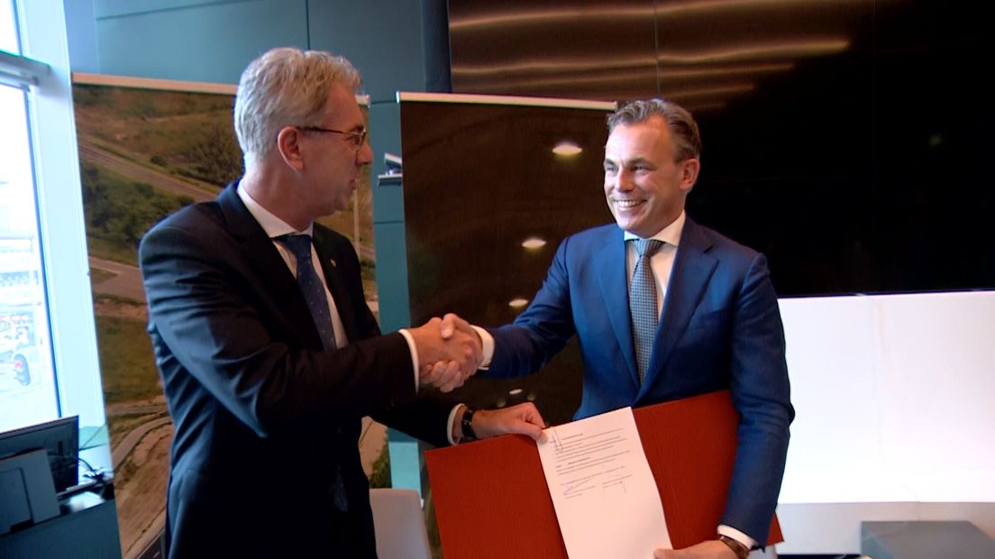 Gedeputeerde Harry van der Maas en minister Mark Harbers na het ondertekenen