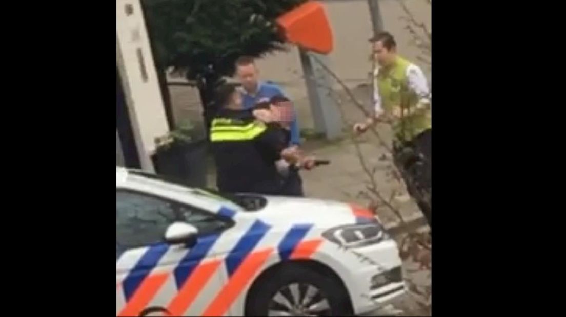 Omstander filmt man die pistool van agent afpakt in Almelo