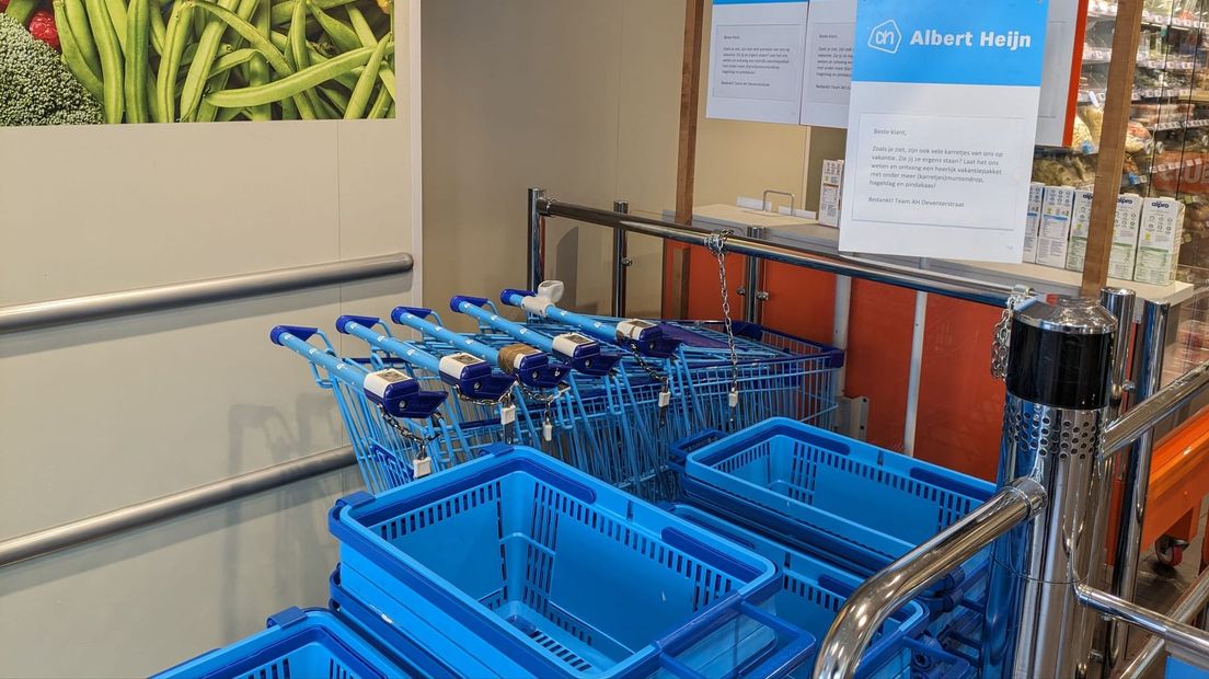 De supermarkt heeft nog slechts enkele winkelwagentjes over.