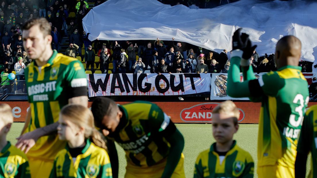 Spandoek tegen Wang: 'Wang Out' 