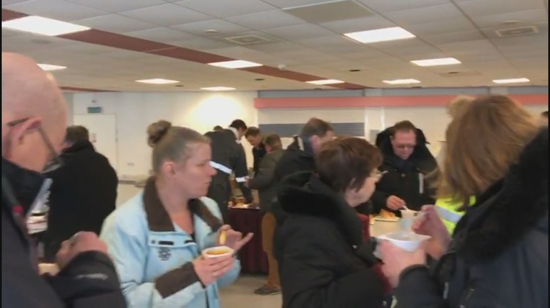 Soep en warme broodjes voor kleumende werknemers Thermphos
