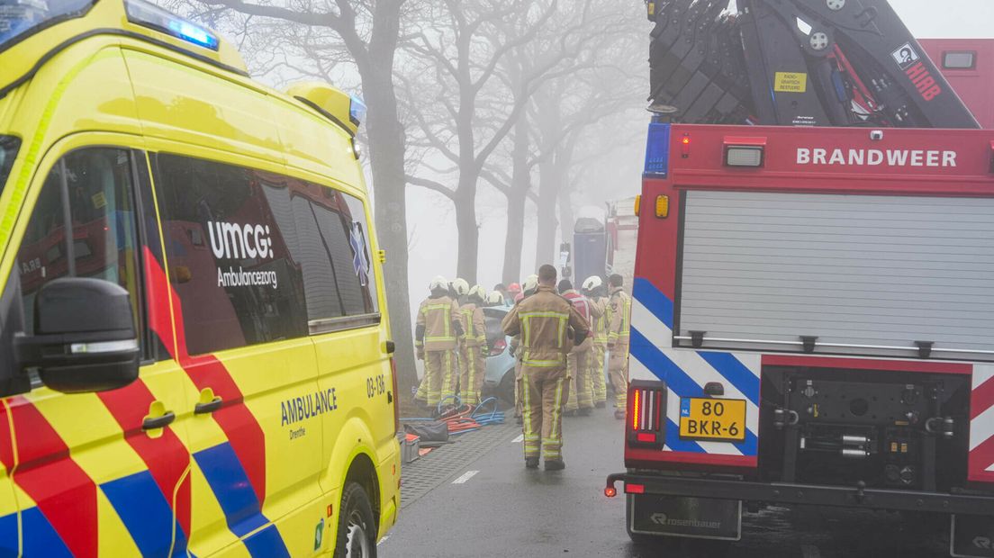 Hulpdiensten ontfermen zich over de autobestuurder na botsing in Oosterhesselen