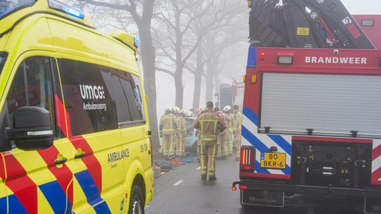 Automobiliste urenlang bekneld na botsing met landbouwvoertuig in Oosterhesselen. Automobiliste urenlang bekneld na botsing met landbouwvoertuig in Oosterhesselen.