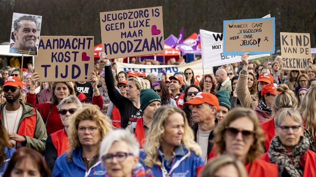 Medewerkers uit de jeugdzorg voeren actie op het Malieveld