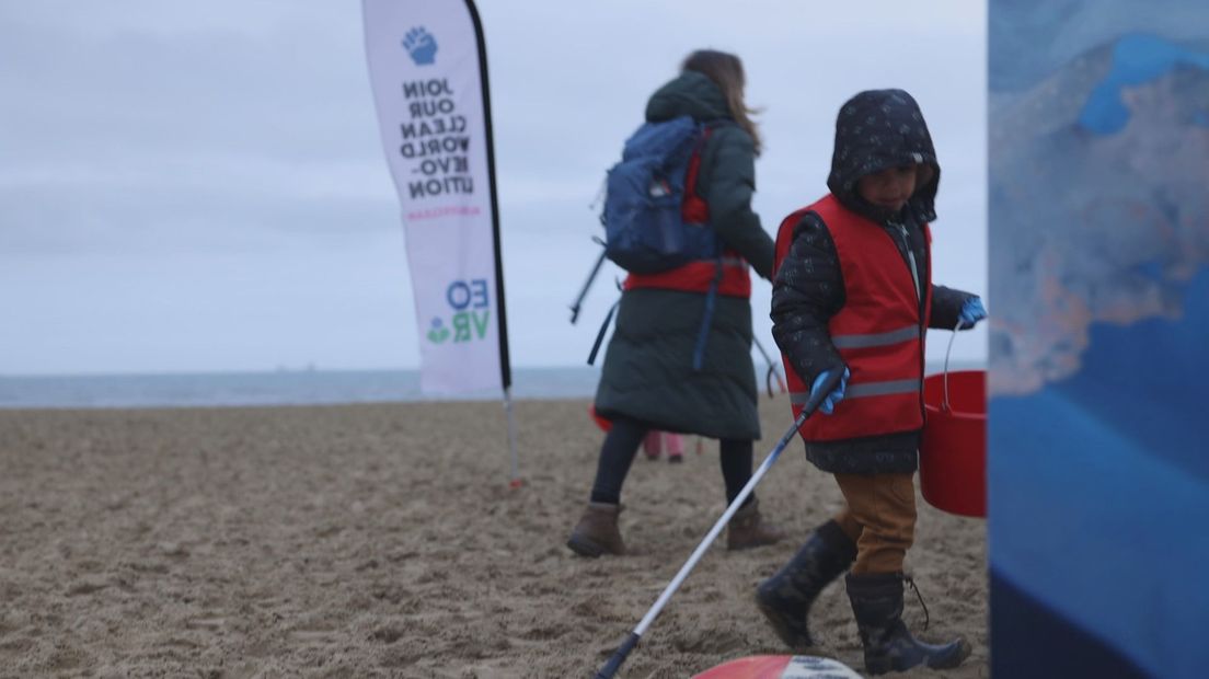 Vrijwilligers waren tot 18.00 op het strand bezig om plastic te prikken.