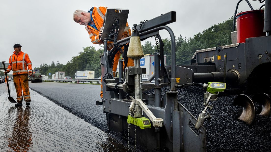 Medewerkers asfalteren een deel van de A12.