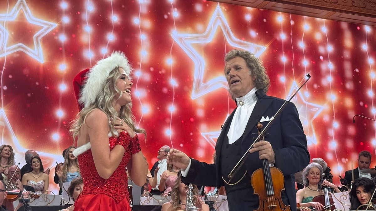 André Rieu zwaait Emma Kok uit bij kerstconcert in Maastricht