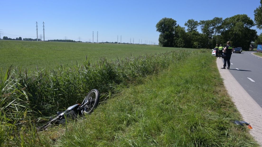 De motor kwam omgekeerd in de sloot terecht