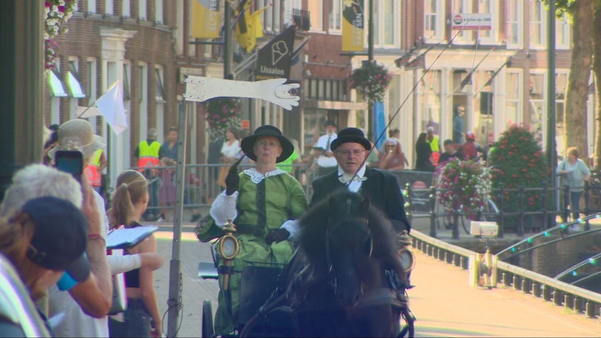 Niet alleen Zeeuws: Friese ringrijders stelen de show met sjezen en houten pistooltjes