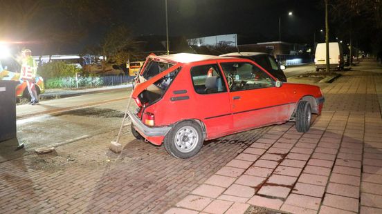 Automobilist ramt stilstaande auto: twee gewonden