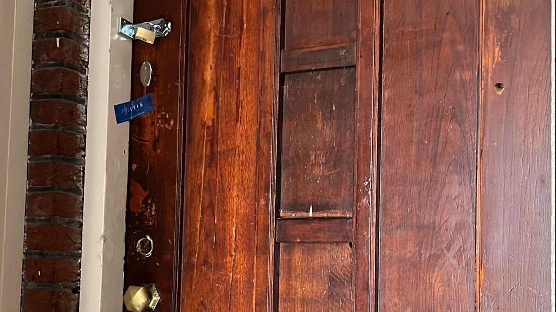 De deur van de woning is verzegeld door de politie