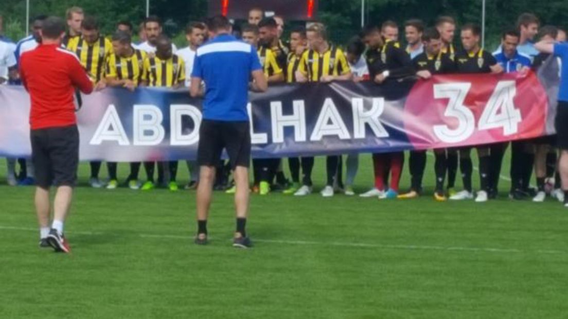 De selecties van Vitesse en Istanboel Basaksehir hebben voorafgaand aan hun oefenwedstrijd in Oostenrijk steun betuigd aan Ajax-voetballer Abdelhak Nouri.