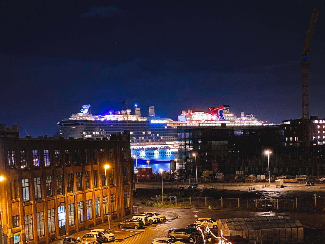 Cruiseschip Mardi Gras verlaat Rotterdam.