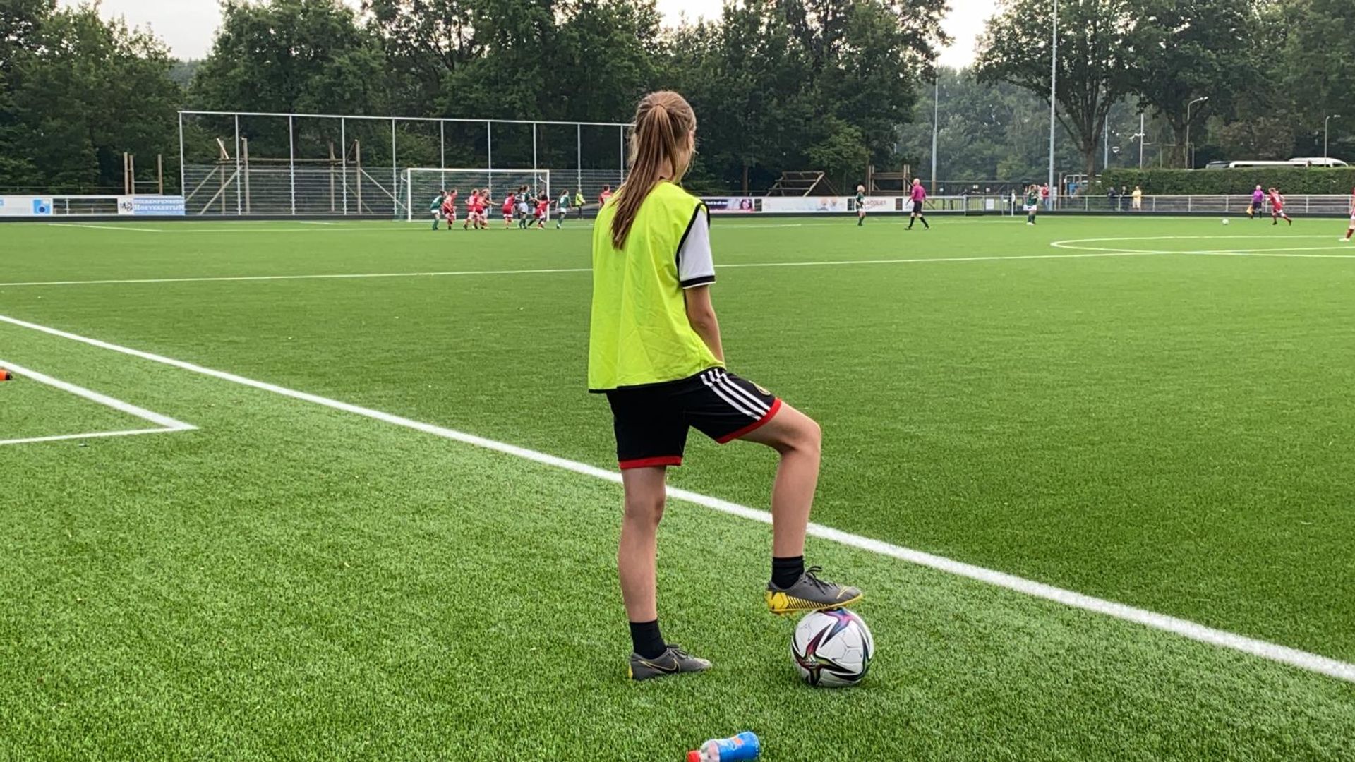 Een ballenmeisje kijkt toe naar het oefenduel Standard-Feyenoord