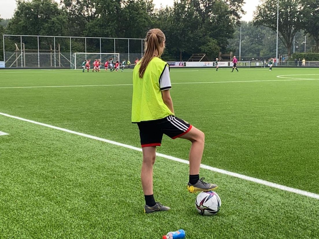 Een ballenmeisje kijkt toe naar het oefenduel Standard-Feyenoord