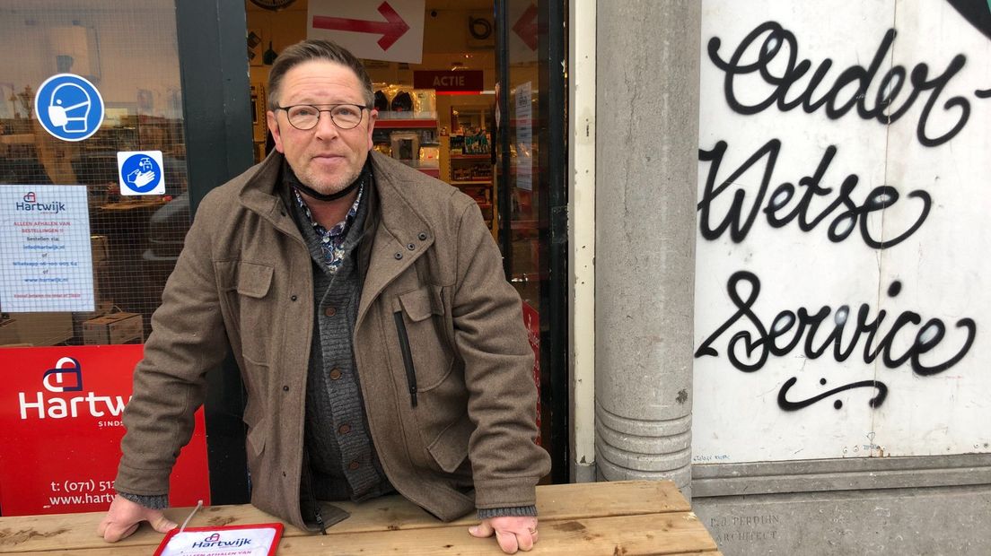 Wim Hartwijk voor zijn dichtgetimmerde winkel