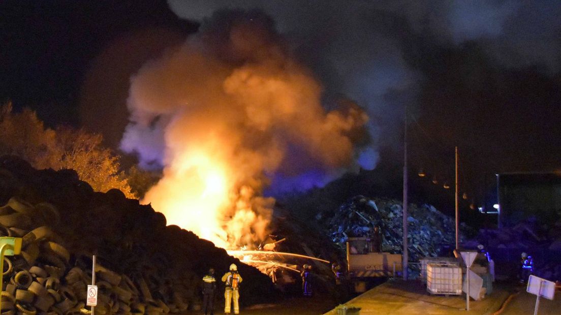 De brand in Meppel gaat gepaard met dikke zwarte rook (Rechten: persbureau Meter)