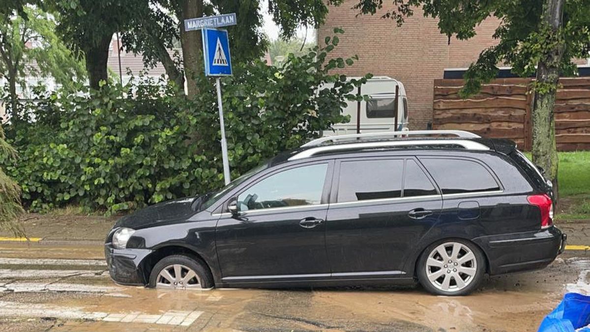 Waterbreuk Munstergeleen: auto zakt door wegdek