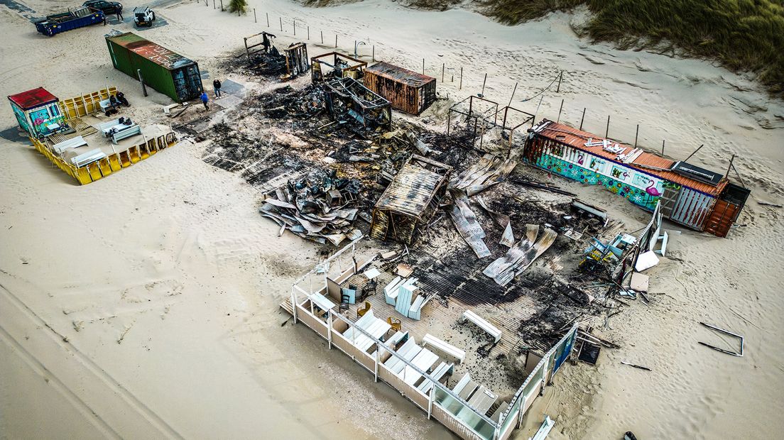 De beachclub brandde volledig af