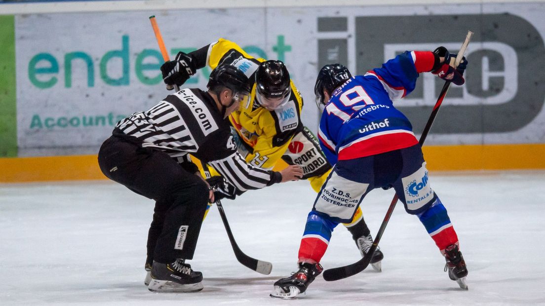 UNIS Flyers Heerenveen (geel) en Hijs Hokij Den Haag (blauw) staan 24 september tegenover elkaar