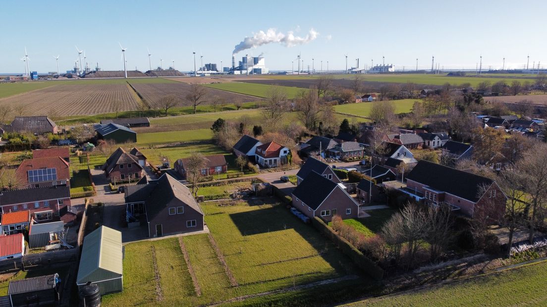 Het dorp Oudeschip met daarachter de Oostpolder