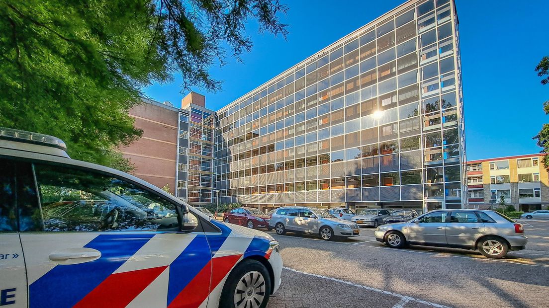 De politie bij de flat aan de Plutolaan in Stad