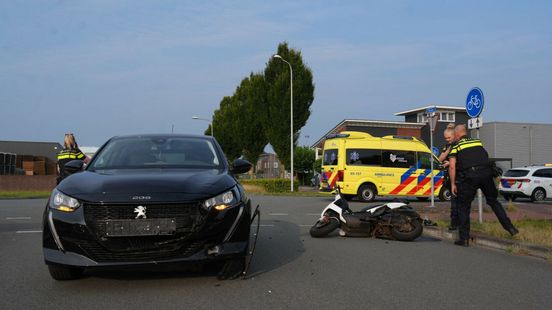 Scooterrijder raakt gewond bij botsing in Meppel. Scooterrijder raakt gewond bij botsing in Meppel.
