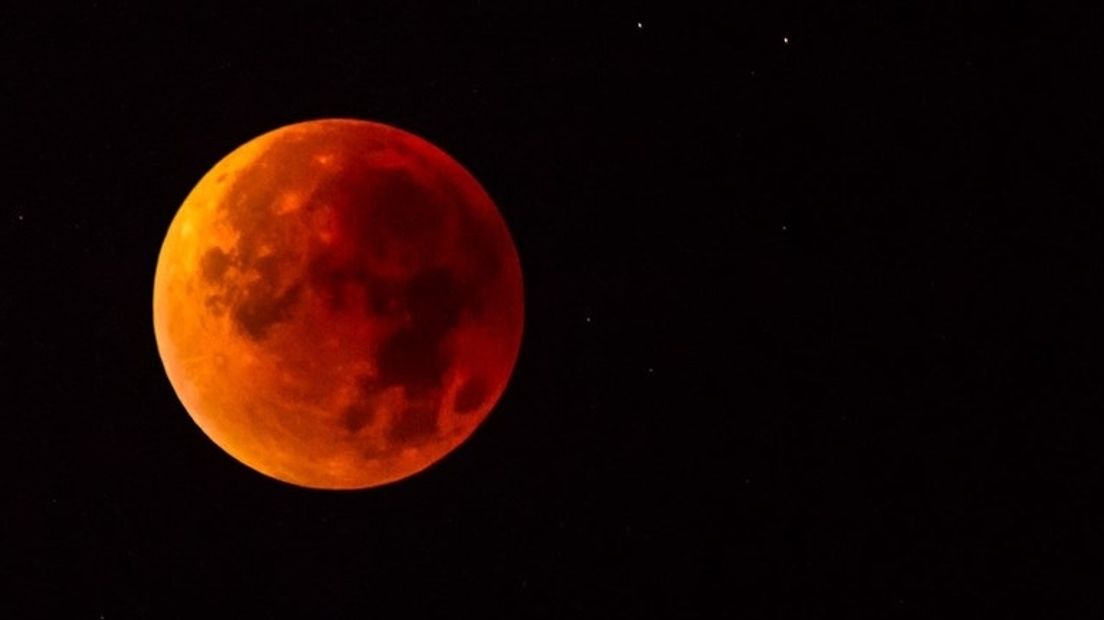 Bij een maansverduistering kleurt de maan bloedrood, daarom heet het ook wel een 'bloedmaan' - archieffoto