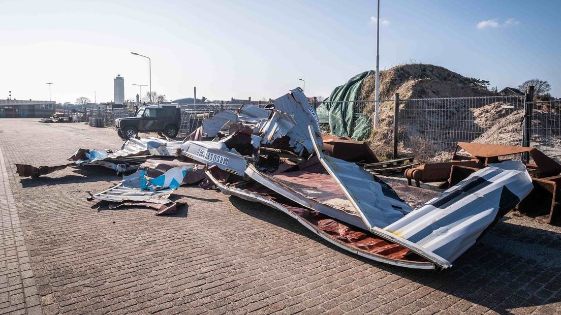 Restanten van de containers van de Marcos V op Terschelling