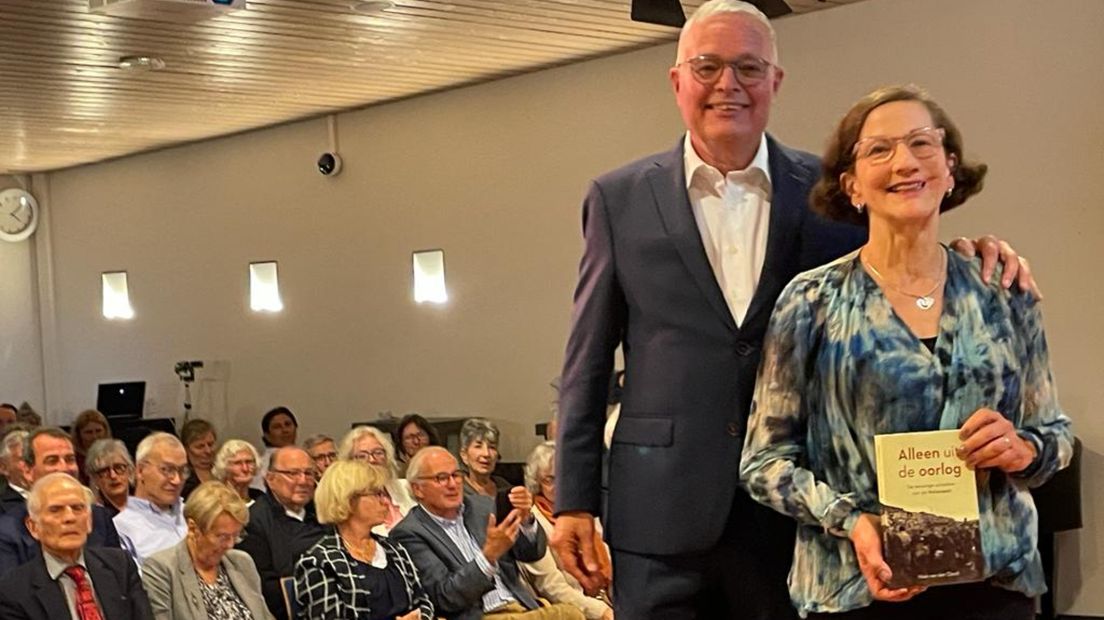 Hélène met schrijver Niek van der Oord.