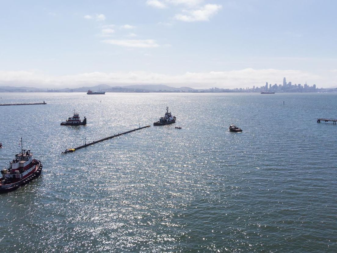 De 'slurf' van de Ocean Cleanup wordt de oceaan opgetrokken.