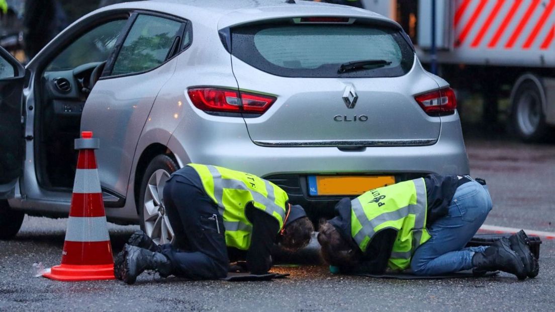 Een auto wordt aan een grondige inspectie onderworpen tijdens de controle