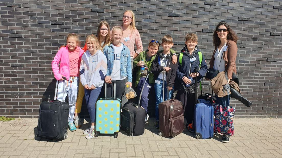 Deze zeven leerlingen en twee leerkrachten zijn deze week op excursie in Griekenland (Rechten:  RTV Drenthe/Dylan de Lange)