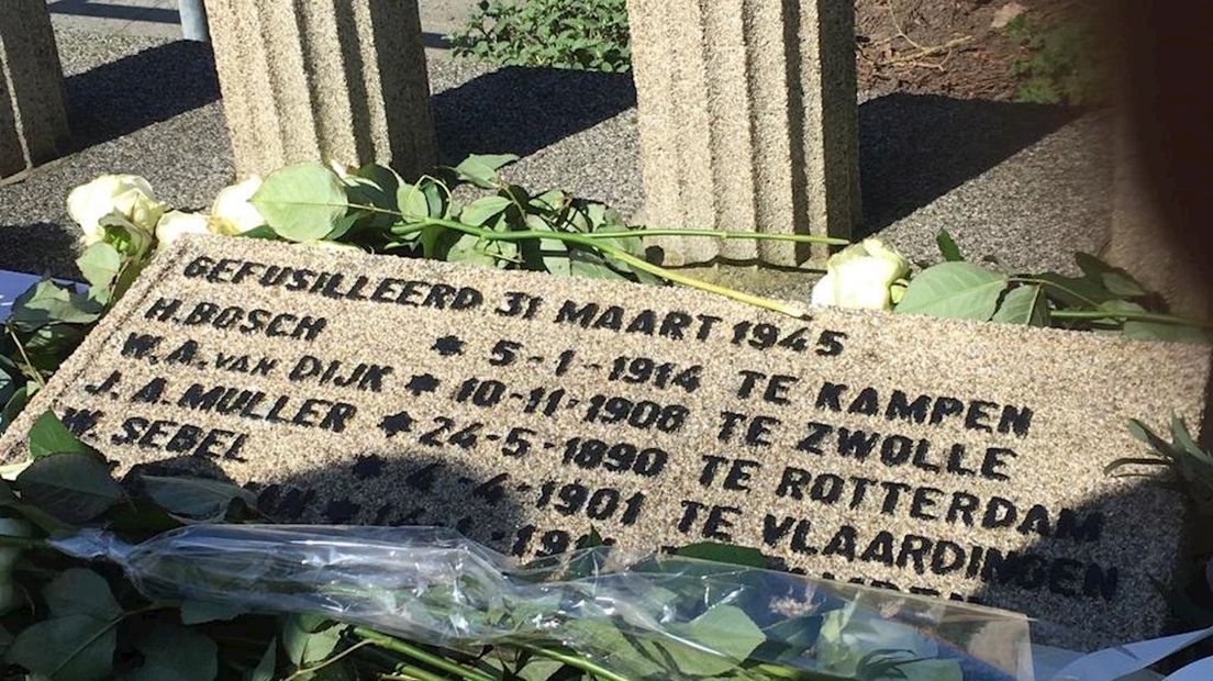Het gedenkteken aan de Meppelerstraatweg, waar de verzetshelden werden gefusilleerd