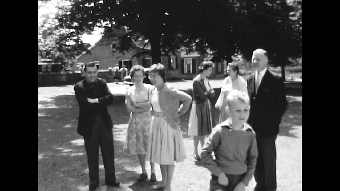 Onderwijzend personeel en een leerling op het dorps-schoolplein