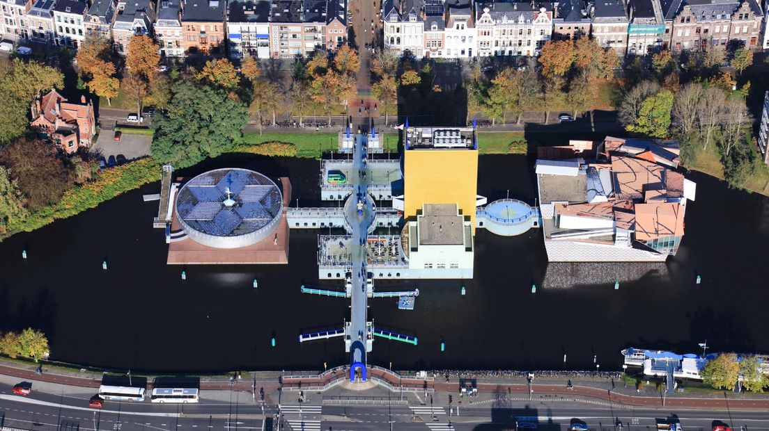 Het Groninger Museum vanuit de lucht gezien