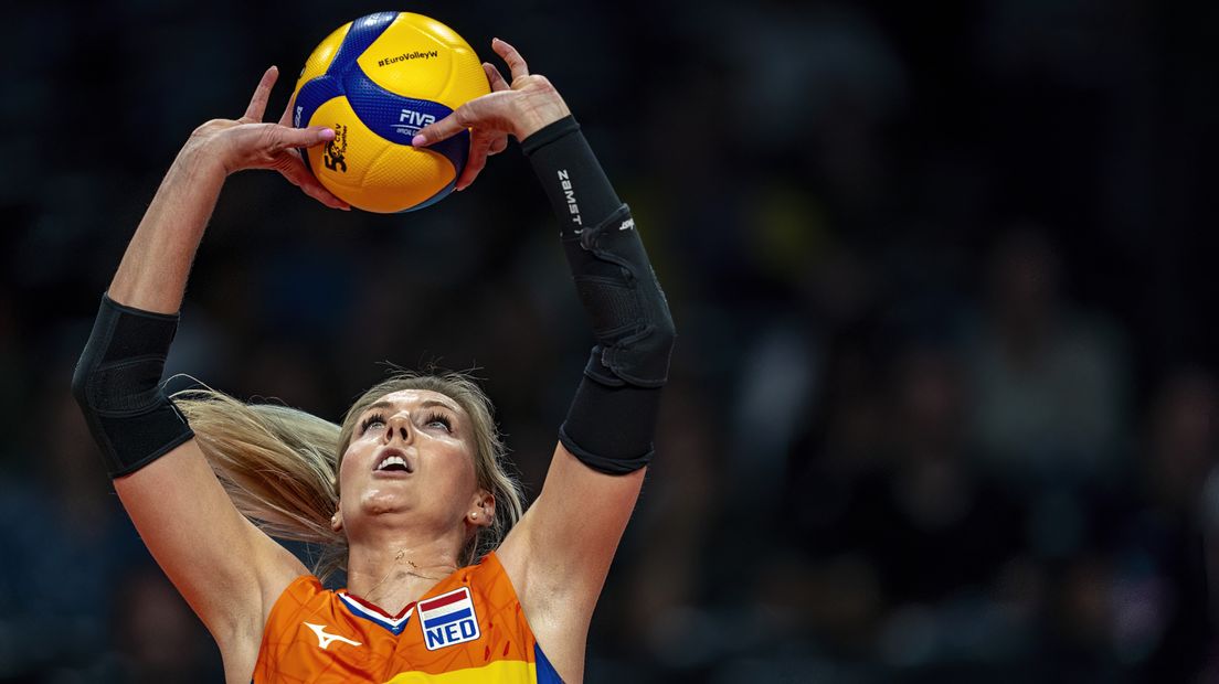 Laura Dijkema verloor met haar team de eerste wedstrijd van het Olympisch Kwalificatietoernooi tegen Canada
