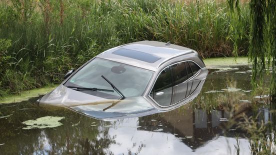 Auto belandt in sloot in Zoetermeer Nieuws