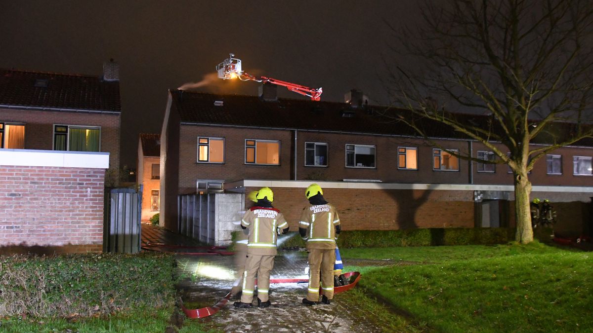 Forse schade aan woningen na brand in Bruinisse, politie onderzoekt gevonden vuurwerk op zolder