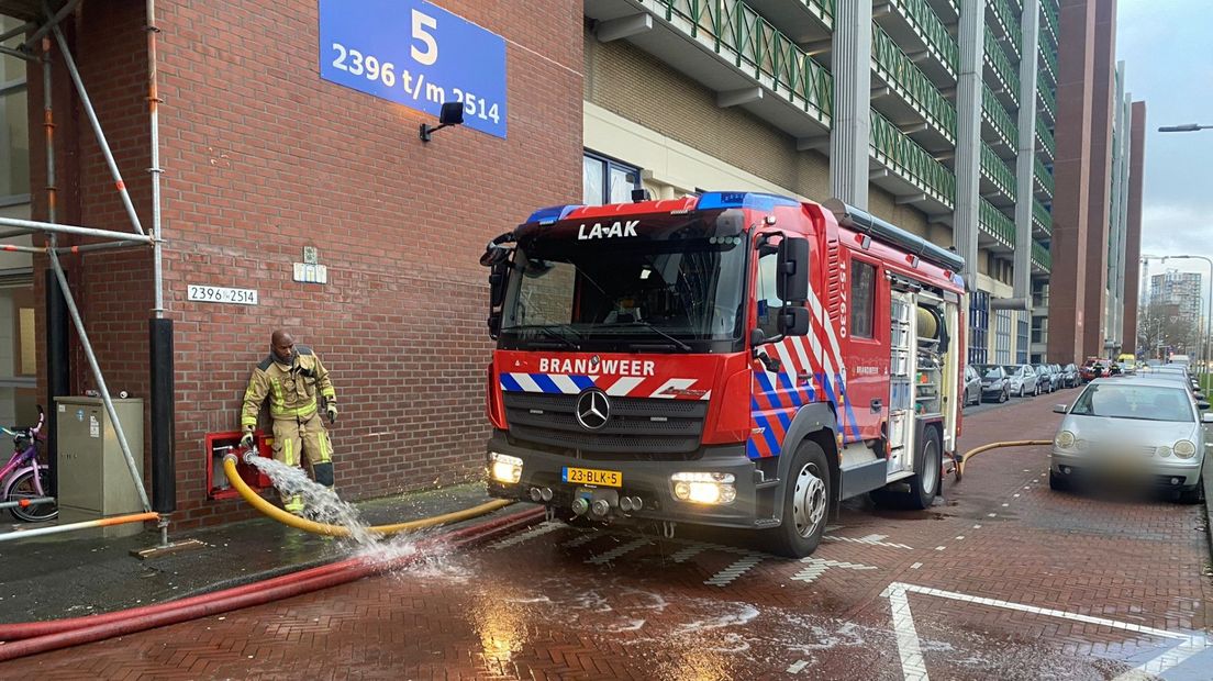 De brandweer blust een brand bij de Neherkade in Den Haag